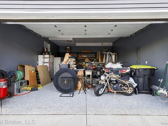 4th image of 46059 Edgewater Dr