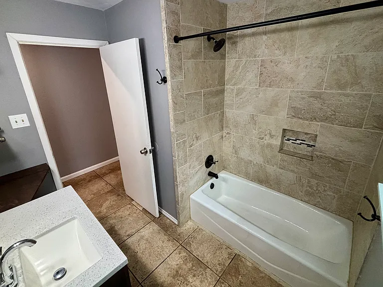 204 Brook St — Photo 5