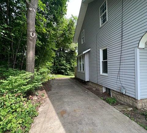 5th image of 484 College St