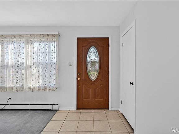 2nd image of 989 Des Peres Dr