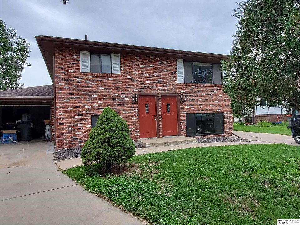 1st image of 3719-3721 Clover Cir