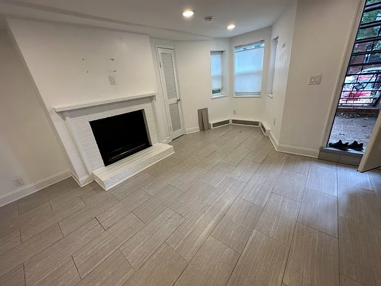330 E St SE — Photo 9