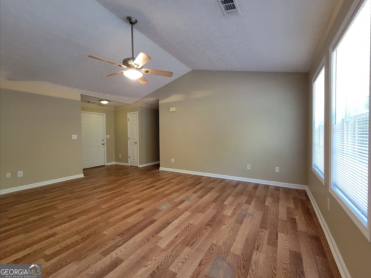 3 bed, 2.0 bath, 1275 sqft, $1,795 — Photo 3