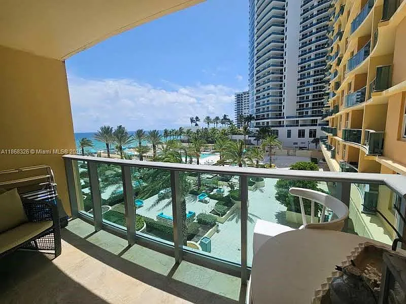 Wave Condo — Photo 3