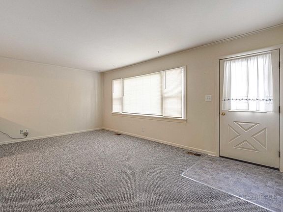 3rd image of 520 Oakwood Dr