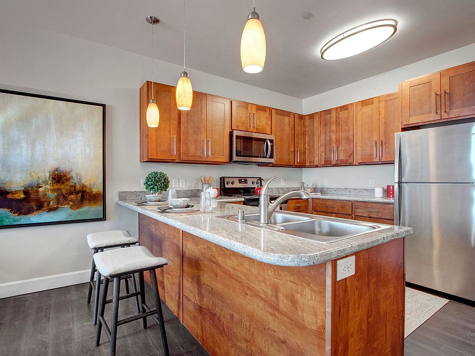 Ritz Classic 1 Bedroom Kitchen With Stainless Steel Appliances
