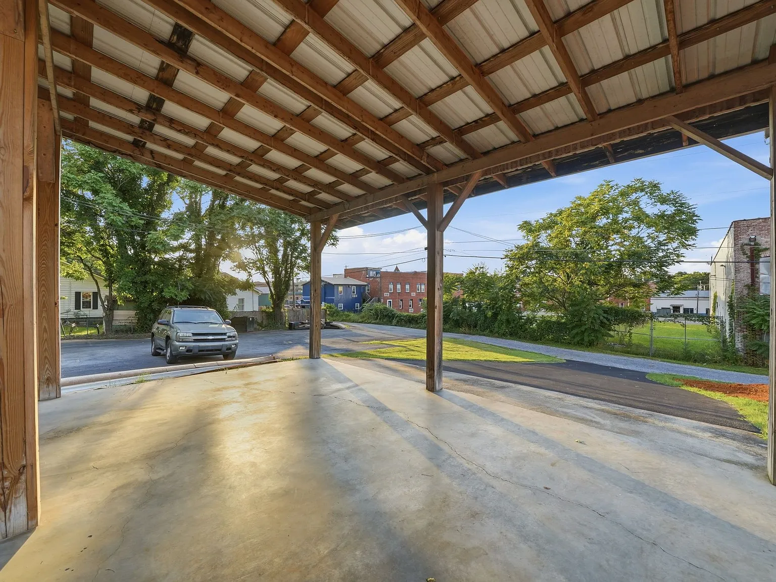 3 bed, 2.0 bath, 2190 sqft, $2,100 — Photo 3
