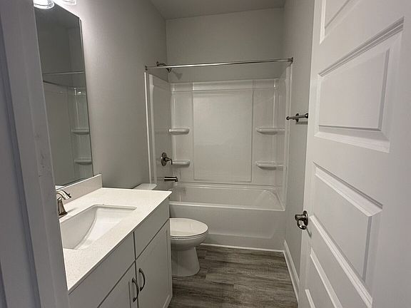 2nd image of 5011 Fairview Cir