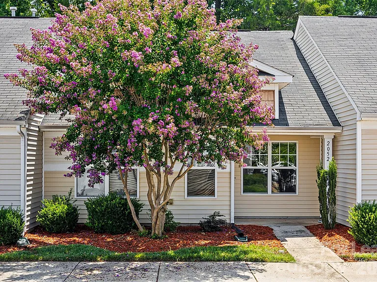 2052 Shady Pond Dr — Photo 1