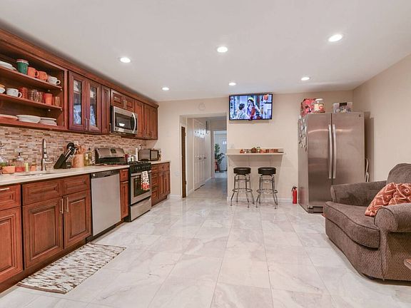 5th image of 8907 Avenue L