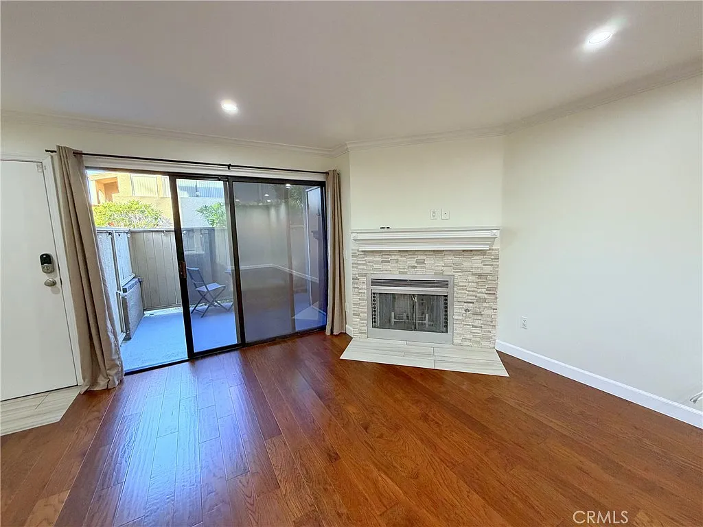 2 bed, 1005 sqft, $3,980 — Photo 3