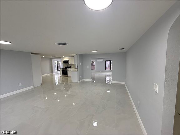4th image of 2201 Parkview Dr