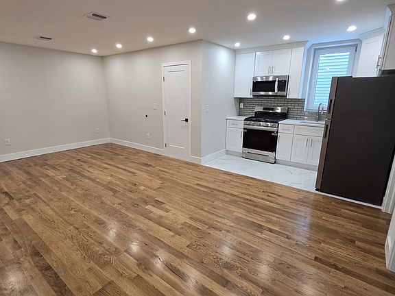 4th image of 1032 Van Duzer St #2A