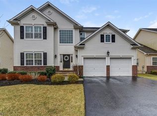 16 Boudinot Ln, Somerset, NJ 08873