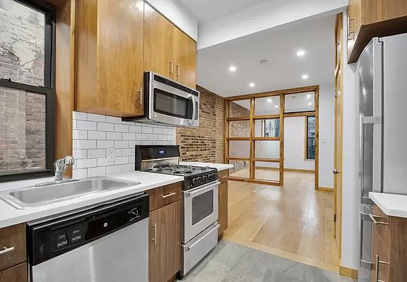 2nd image of 100 Suffolk St APT 2E