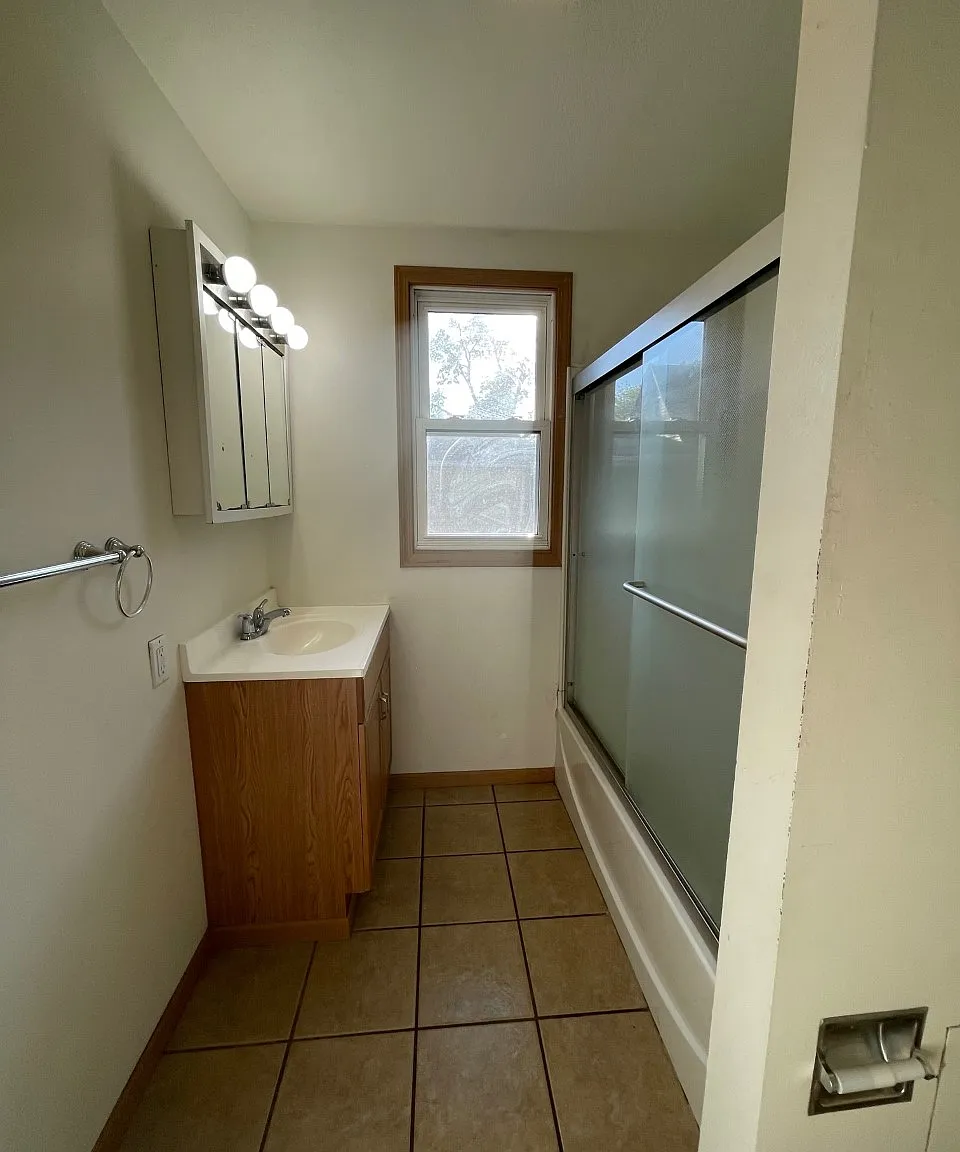 3 bed, $1,200 — Photo 2