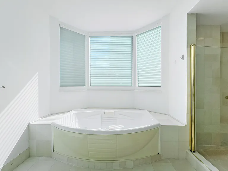 300 S Pointe Dr #405 — Photo 22