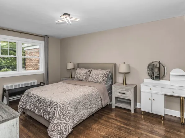 224-01 Kingsbury Avenue image 14 of 17