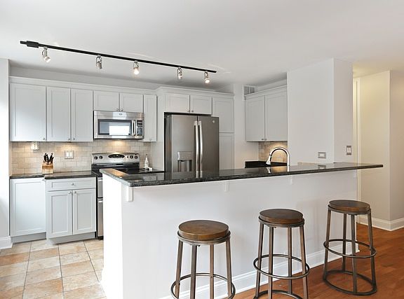 4th image of 2626 N Lakeview Ave APT 708