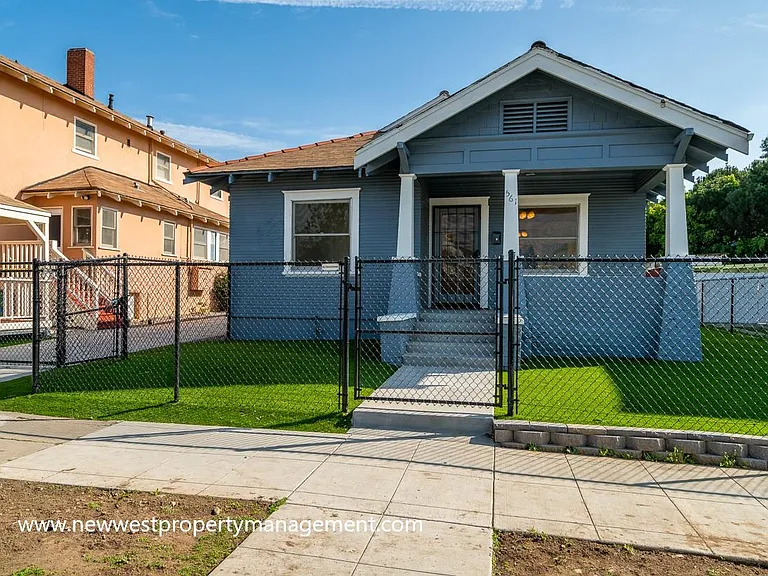 561 21st St — Photo 1