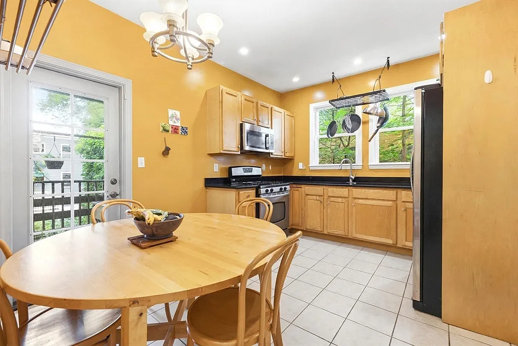 3 bed, 1.0 bath, 1003 sqft, $4,200 — Photo 4