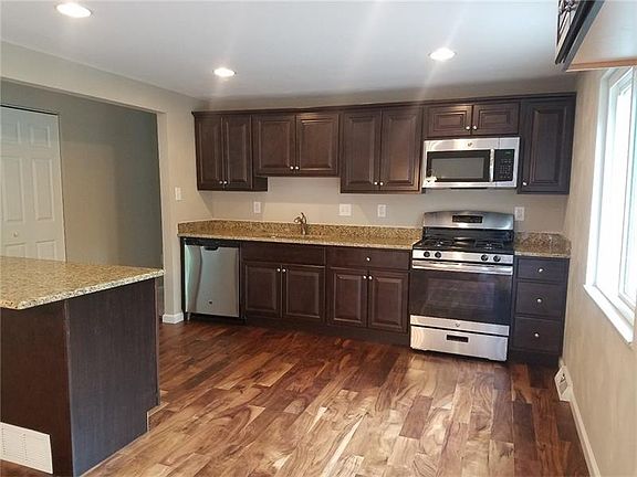 4th image of 443 Rosanne Dr