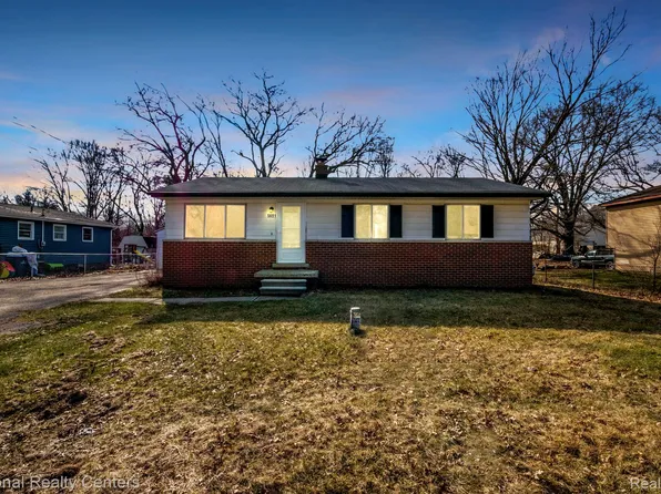 5691 Lake Grove Dr, White Lake, MI 48383