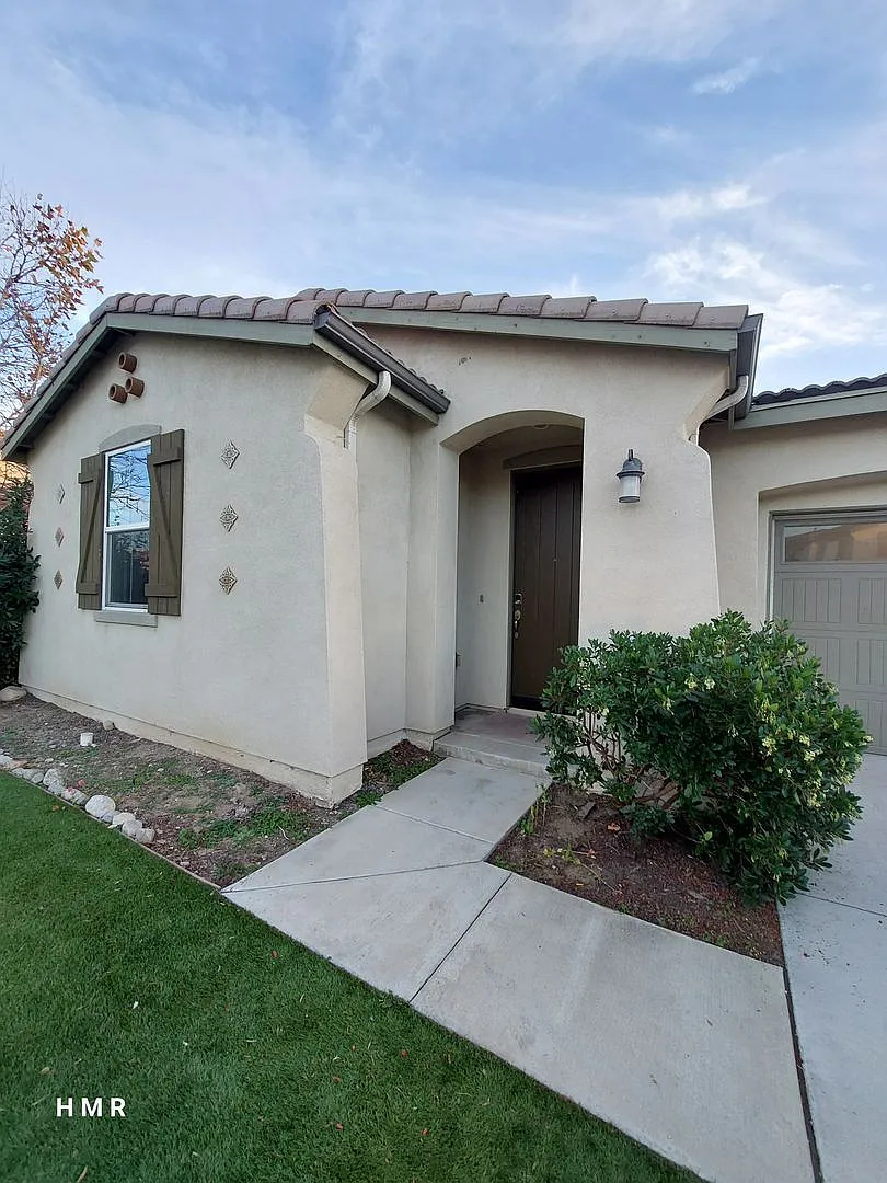 Beautiful 3 bedroom 2 bath single story home — Photo 4