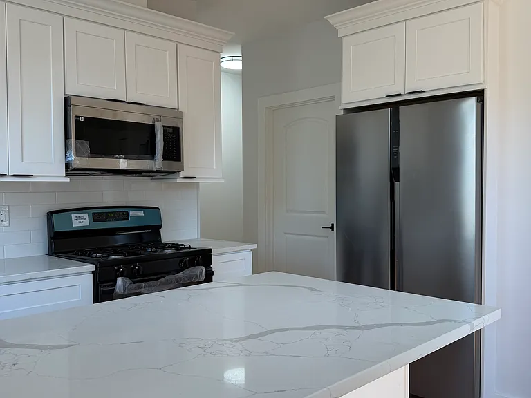 454 Newfield Ave #1 — Photo 1
