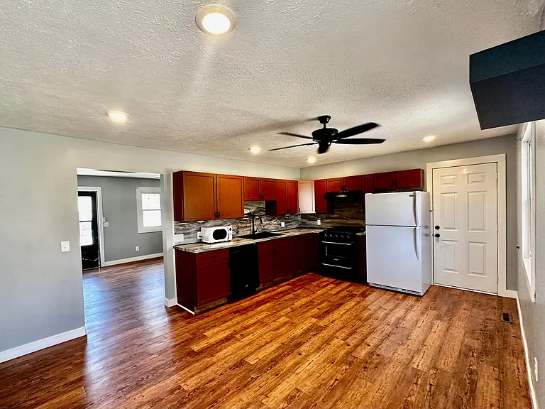 712 Evergreen Ave — Photo 2