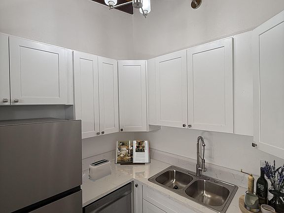 4th image of 1007 Lincoln Blvd APT 11