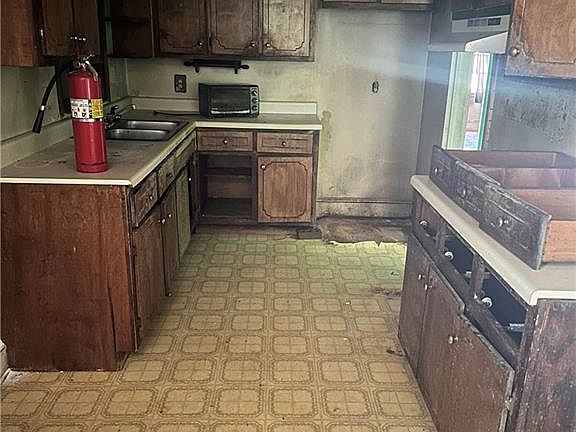5th image of 104 Estelle Ave