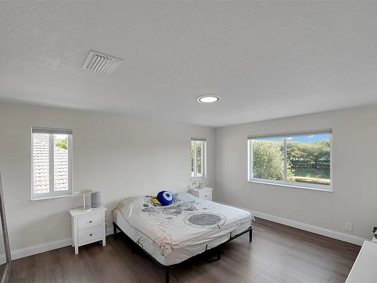 1070 Bluewood Ter — Photo 27