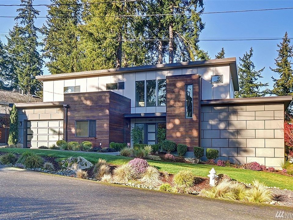 Gorgeous home on the 14th fairway of Inglemoor Golf Course.