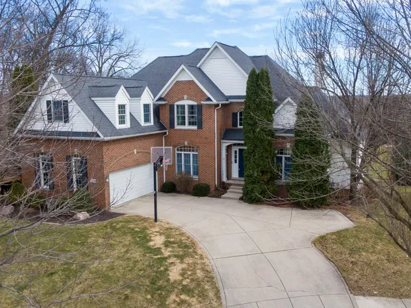 275 Bruntsfield Ct, Valparaiso, IN 46385