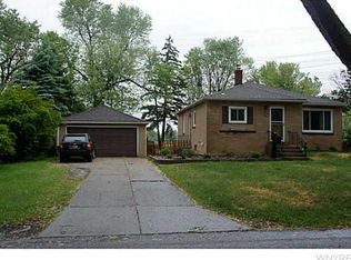 101 Royal Pkwy W, Amherst, NY 14221
