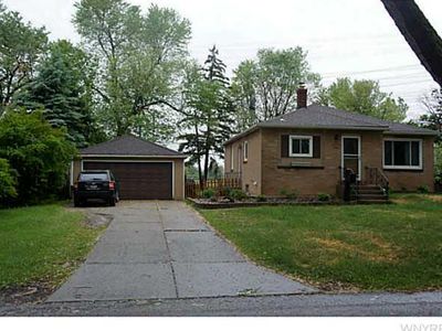 101 Royal Pkwy W, Amherst, NY, 14221