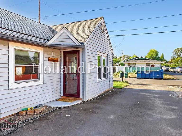 1105 NE Lincoln St — Photo 2