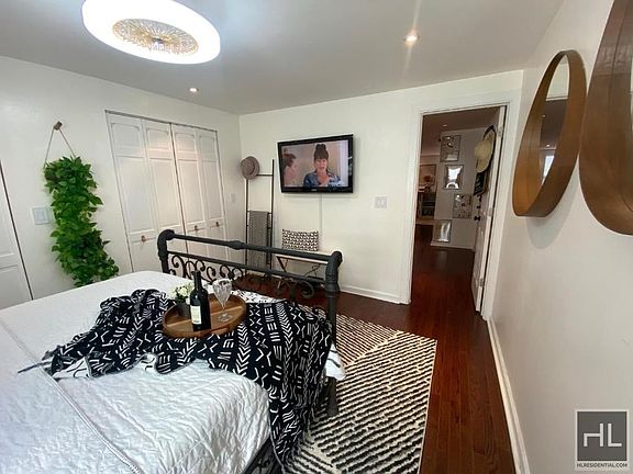 2nd image of 2065 Pacific St #1