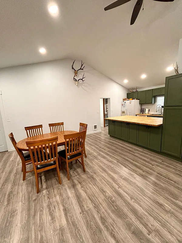 Farm Style Single Family home with a large back yard — Photo 3