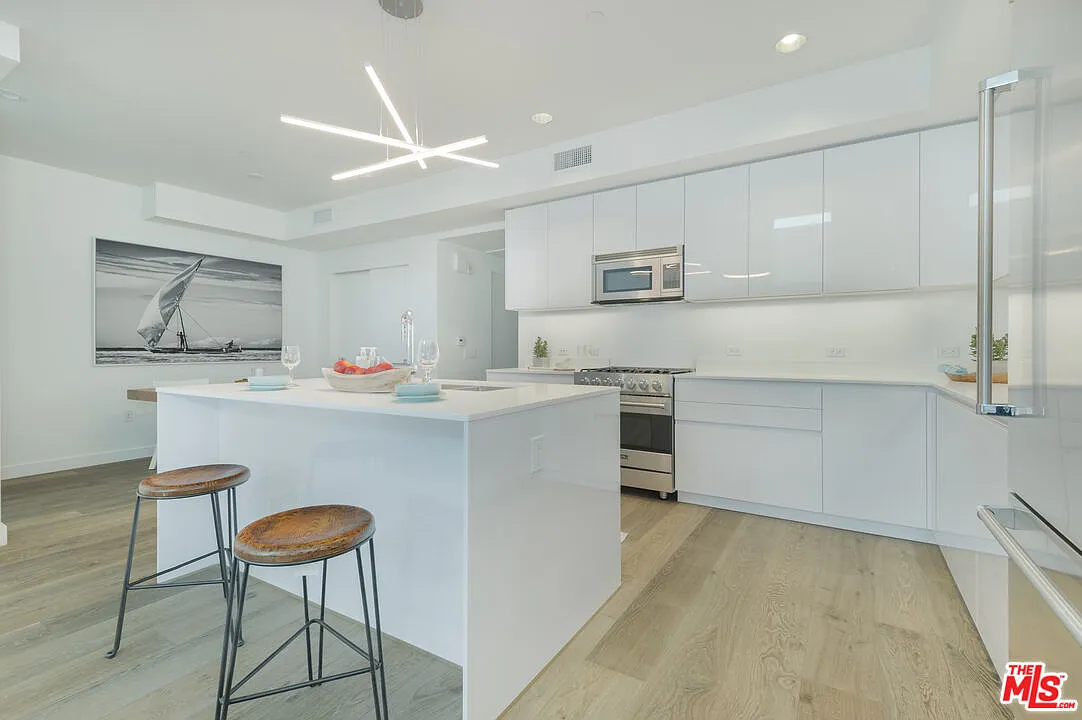 3 bed, 3.0 bath, 1660 sqft, $6,850 — Photo 3