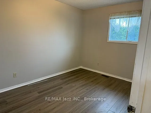 5 Turnberry Cres — Photo 7