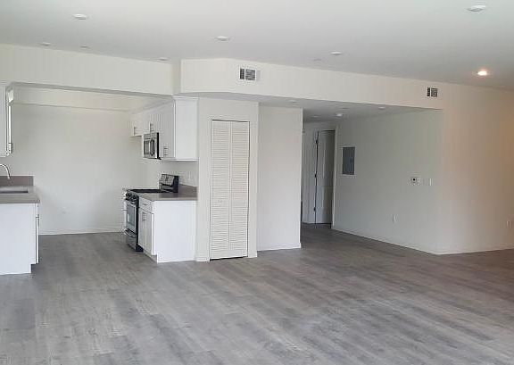 3rd image of 14143 Burbank Blvd #102