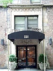 4th image of 225 E 73rd St #9A