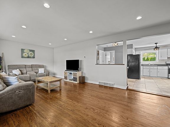4th image of 173 Ash Ave