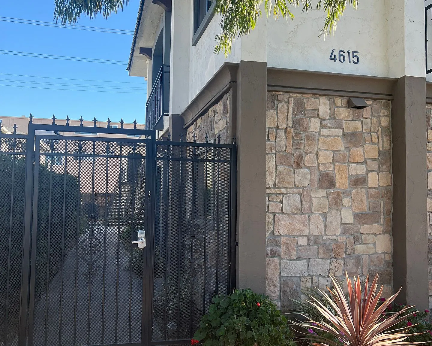 Ross - 4615 Utah — Photo 1
