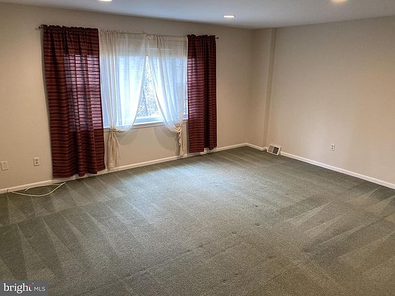 5th image of 1054 Putnam Blvd #111
