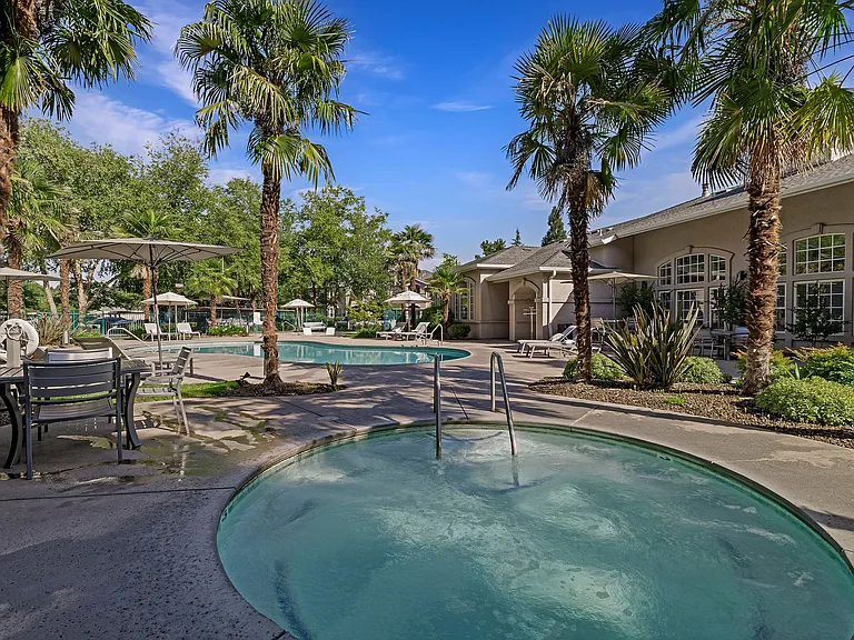 Sterling Oaks Luxury Apartments — Photo 9