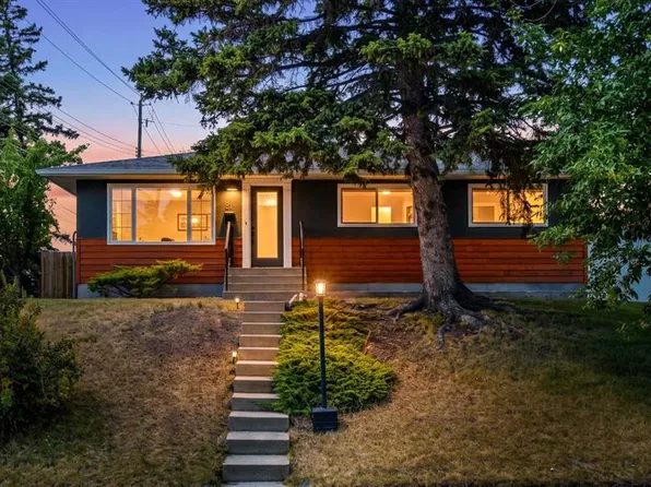 81 E White Oak Cres SW, Calgary, AB T3C 3J9