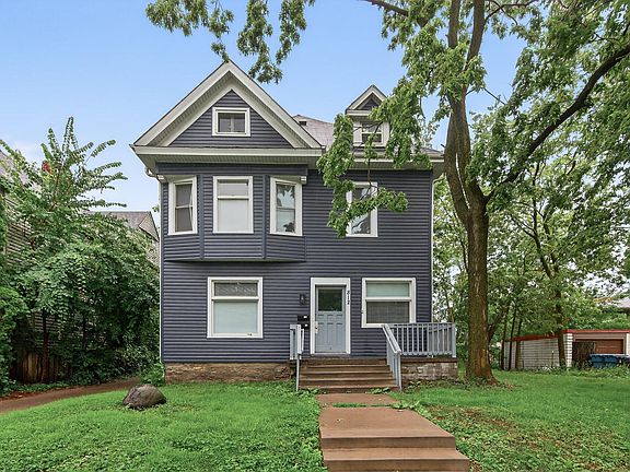 3rd image of 812 7th St SE